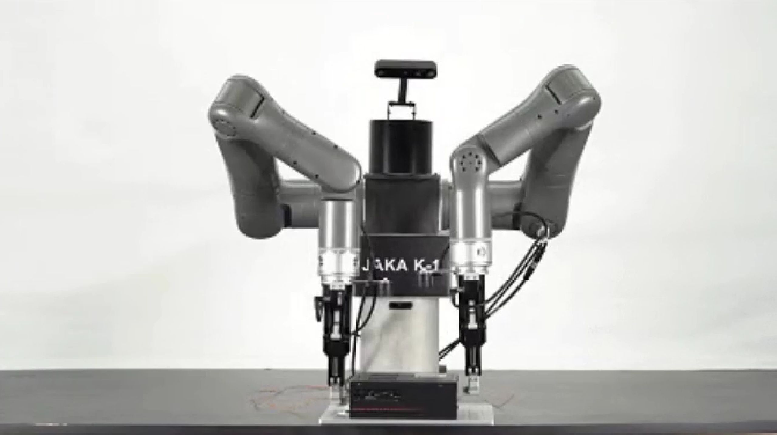 ±0.03 mm hassasiyetle kablo fişi takma (AG + JAKA)
